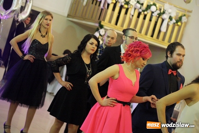 Zdjęcie w galerii na portalu naszwodzislaw.com: Piękne panie, przystojni panowie. Kolejna studniówka wodzisławskiego Tischnera wiadomości z regionu