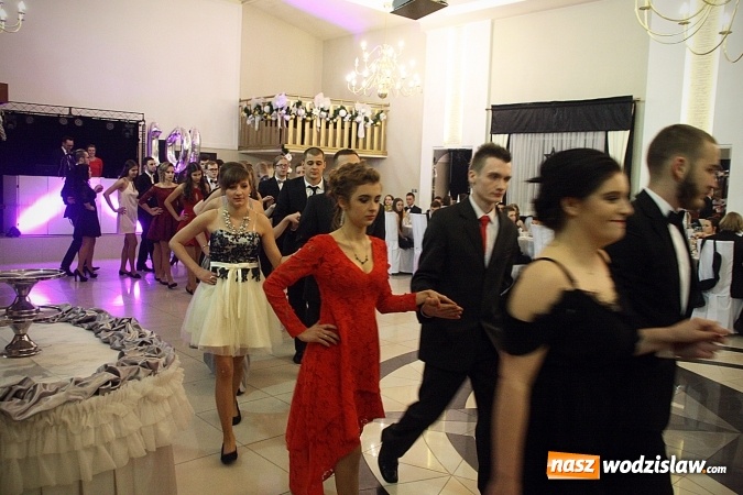 Zdjęcie w galerii na portalu naszwodzislaw.com: Piękne panie, przystojni panowie. Kolejna studniówka wodzisławskiego Tischnera wiadomości z regionu