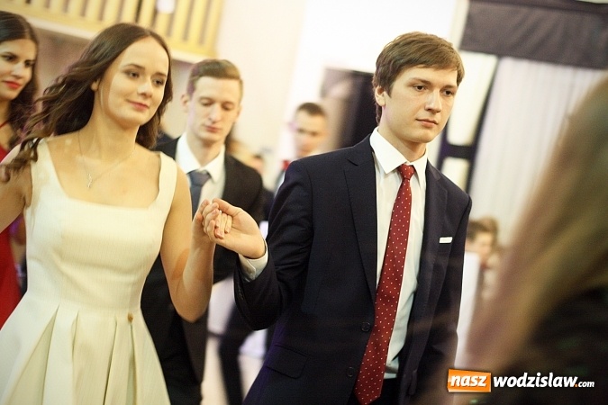 Zdjęcie w galerii na portalu naszwodzislaw.com: Piękne panie, przystojni panowie. Kolejna studniówka wodzisławskiego Tischnera wiadomości z regionu