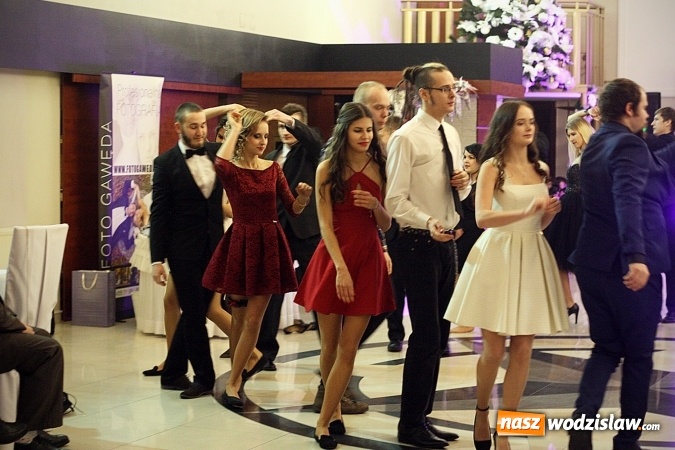 Zdjęcie w galerii na portalu naszwodzislaw.com: Piękne panie, przystojni panowie. Kolejna studniówka wodzisławskiego Tischnera wiadomości z regionu