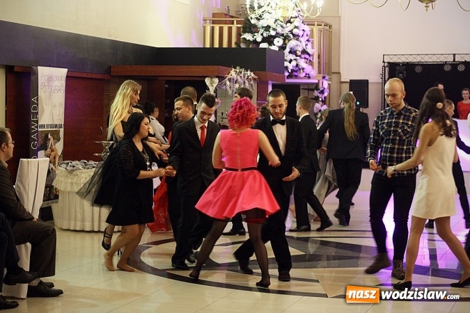 Zdjęcie w galerii na portalu naszwodzislaw.com: Piękne panie, przystojni panowie. Kolejna studniówka wodzisławskiego Tischnera wiadomości z regionu