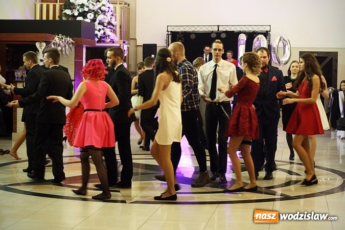 Zdjęcie w galerii na portalu naszwodzislaw.com: Piękne panie, przystojni panowie. Kolejna studniówka wodzisławskiego Tischnera wiadomości z regionu