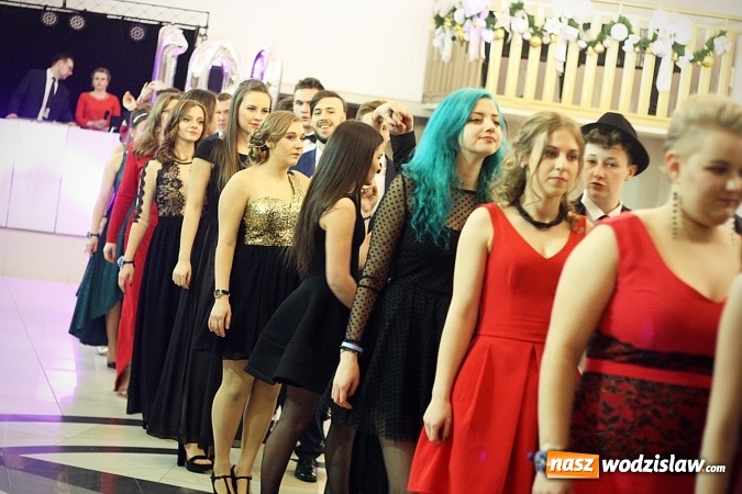 Zdjęcie w galerii na portalu naszwodzislaw.com: Piękne panie, przystojni panowie. Kolejna studniówka wodzisławskiego Tischnera wiadomości z regionu