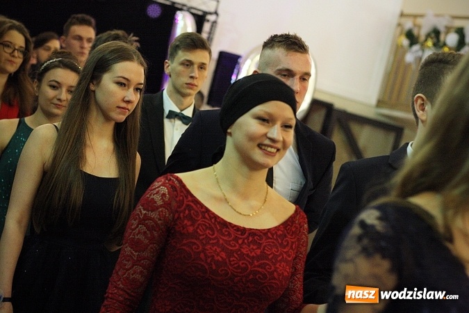 Zdjęcie w galerii na portalu naszwodzislaw.com: Piękne panie, przystojni panowie. Kolejna studniówka wodzisławskiego Tischnera wiadomości z regionu