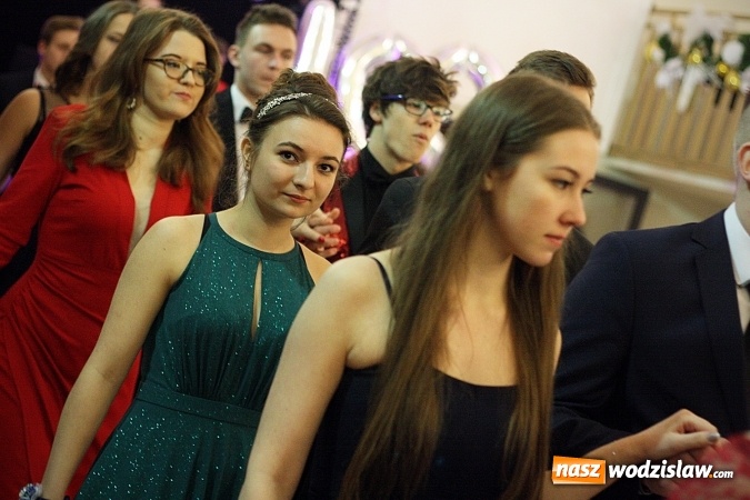 Zdjęcie w galerii na portalu naszwodzislaw.com: Piękne panie, przystojni panowie. Kolejna studniówka wodzisławskiego Tischnera wiadomości z regionu