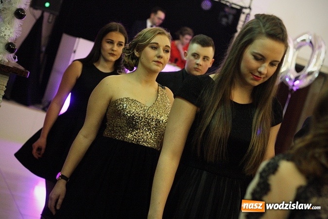 Zdjęcie w galerii na portalu naszwodzislaw.com: Piękne panie, przystojni panowie. Kolejna studniówka wodzisławskiego Tischnera wiadomości z regionu