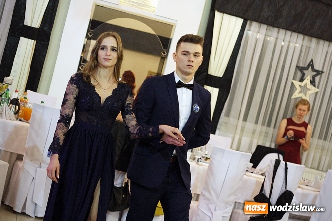 Zdjęcie w galerii na portalu naszwodzislaw.com: Piękne panie, przystojni panowie. Kolejna studniówka wodzisławskiego Tischnera wiadomości z regionu