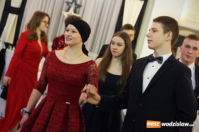 Zdjęcie w galerii na portalu naszwodzislaw.com: Piękne panie, przystojni panowie. Kolejna studniówka wodzisławskiego Tischnera wiadomości z regionu