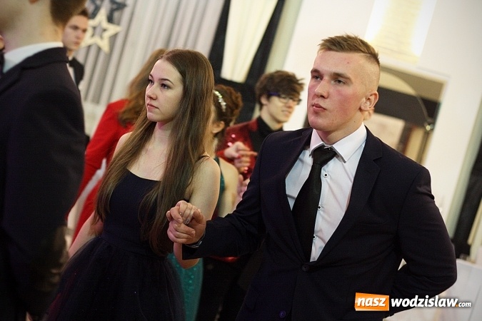 Zdjęcie w galerii na portalu naszwodzislaw.com: Piękne panie, przystojni panowie. Kolejna studniówka wodzisławskiego Tischnera wiadomości z regionu