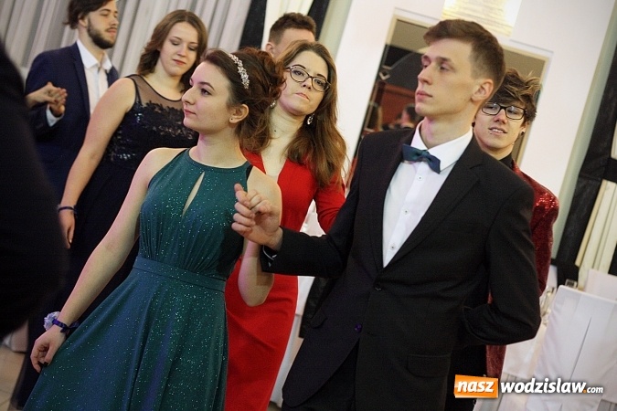 Zdjęcie w galerii na portalu naszwodzislaw.com: Piękne panie, przystojni panowie. Kolejna studniówka wodzisławskiego Tischnera wiadomości z regionu