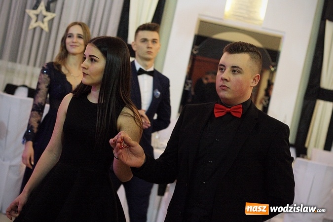 Zdjęcie w galerii na portalu naszwodzislaw.com: Piękne panie, przystojni panowie. Kolejna studniówka wodzisławskiego Tischnera wiadomości z regionu