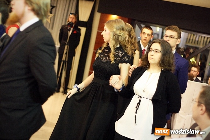 Zdjęcie w galerii na portalu naszwodzislaw.com: Piękne panie, przystojni panowie. Kolejna studniówka wodzisławskiego Tischnera wiadomości z regionu