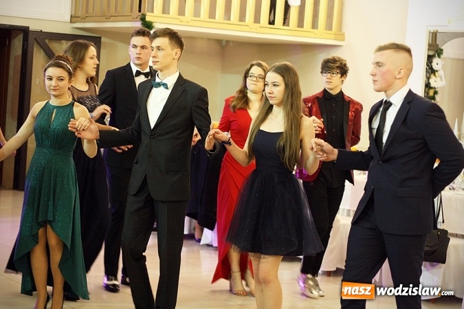 Zdjęcie w galerii na portalu naszwodzislaw.com: Piękne panie, przystojni panowie. Kolejna studniówka wodzisławskiego Tischnera wiadomości z regionu