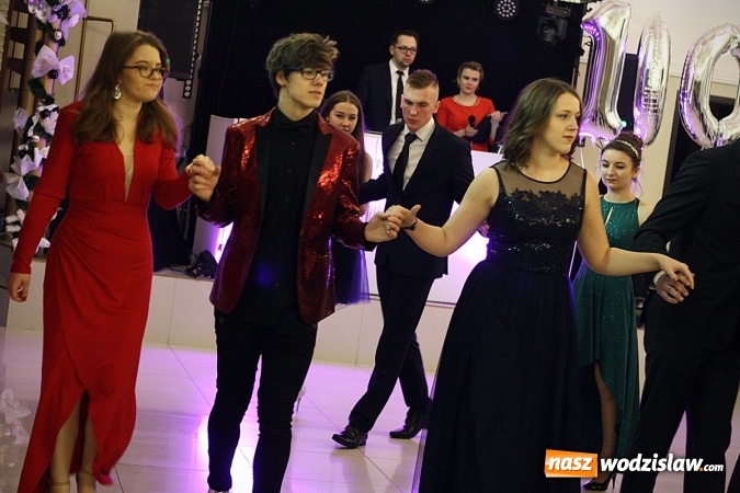 Zdjęcie w galerii na portalu naszwodzislaw.com: Piękne panie, przystojni panowie. Kolejna studniówka wodzisławskiego Tischnera wiadomości z regionu