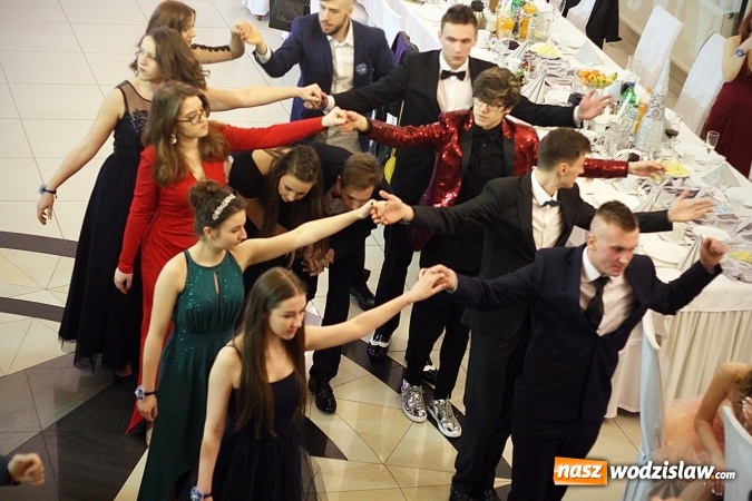 Zdjęcie w galerii na portalu naszwodzislaw.com: Piękne panie, przystojni panowie. Kolejna studniówka wodzisławskiego Tischnera wiadomości z regionu