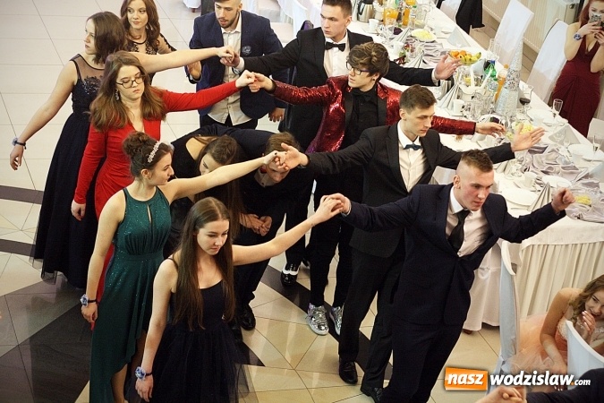 Zdjęcie w galerii na portalu naszwodzislaw.com: Piękne panie, przystojni panowie. Kolejna studniówka wodzisławskiego Tischnera wiadomości z regionu