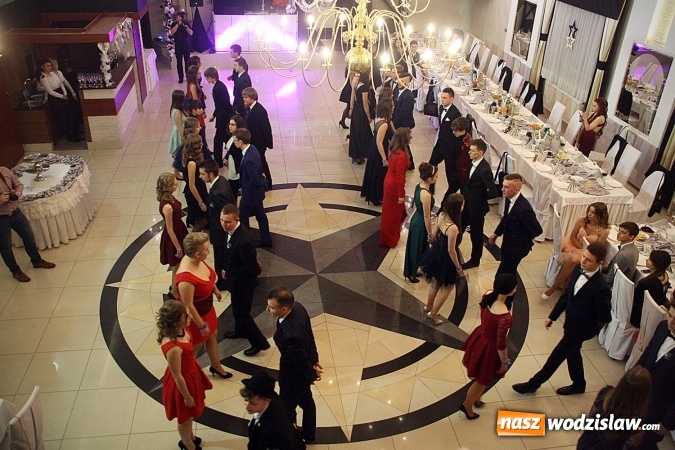 Zdjęcie w galerii na portalu naszwodzislaw.com: Piękne panie, przystojni panowie. Kolejna studniówka wodzisławskiego Tischnera wiadomości z regionu