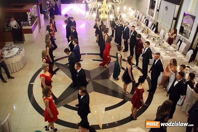 Zdjęcie w galerii na portalu naszwodzislaw.com: Piękne panie, przystojni panowie. Kolejna studniówka wodzisławskiego Tischnera wiadomości z regionu