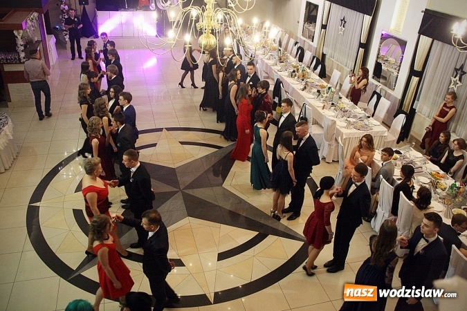 Zdjęcie w galerii na portalu naszwodzislaw.com: Piękne panie, przystojni panowie. Kolejna studniówka wodzisławskiego Tischnera wiadomości z regionu