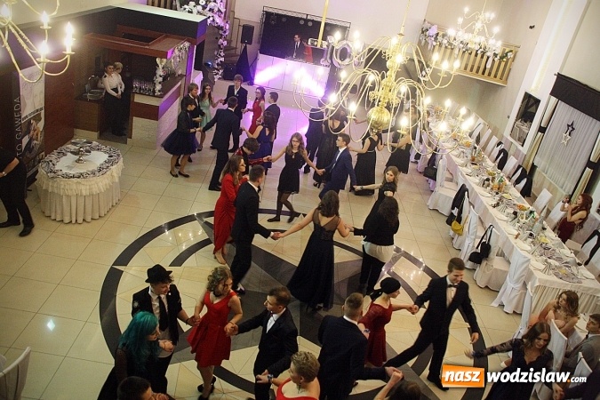 Zdjęcie w galerii na portalu naszwodzislaw.com: Piękne panie, przystojni panowie. Kolejna studniówka wodzisławskiego Tischnera wiadomości z regionu