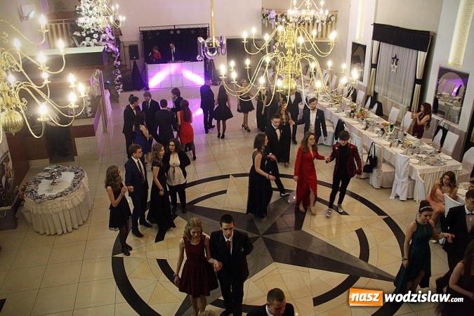 Zdjęcie w galerii na portalu naszwodzislaw.com: Piękne panie, przystojni panowie. Kolejna studniówka wodzisławskiego Tischnera wiadomości z regionu