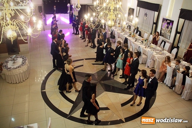 Zdjęcie w galerii na portalu naszwodzislaw.com: Piękne panie, przystojni panowie. Kolejna studniówka wodzisławskiego Tischnera wiadomości z regionu