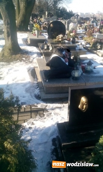 Zdjęcie w galerii na portalu naszwodzislaw.com: Radlin: Uciął sobie drzemkę na... grobie wiadomości z regionu