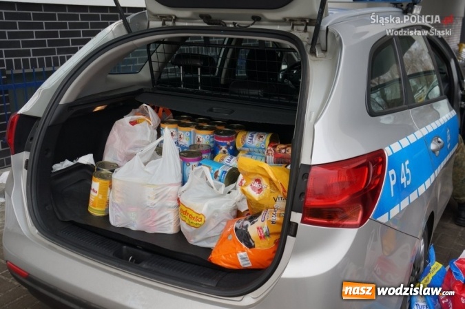 Zdjęcie w galerii na portalu naszwodzislaw.com: Wodzisławscy policjanci zebrali 160 kilogramów karmy wiadomości z regionu