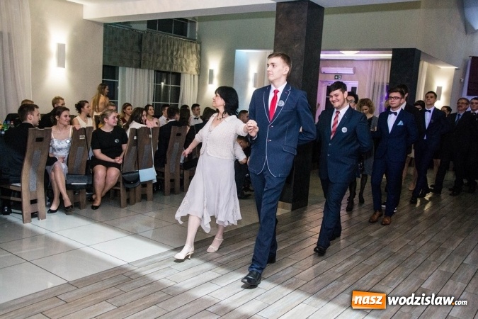 Zdjęcie w galerii na portalu naszwodzislaw.com: Tak na swojej studni&oacute;wce bawią się uczniowie LO w Rydułtowach wiadomości z regionu