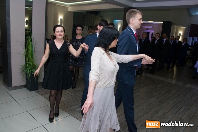 Zdjęcie w galerii na portalu naszwodzislaw.com: Tak na swojej studni&oacute;wce bawią się uczniowie LO w Rydułtowach wiadomości z regionu