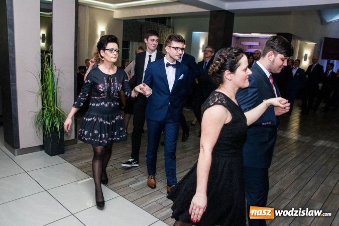 Zdjęcie w galerii na portalu naszwodzislaw.com: Tak na swojej studni&oacute;wce bawią się uczniowie LO w Rydułtowach wiadomości z regionu