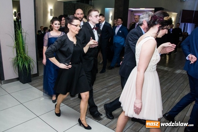 Zdjęcie w galerii na portalu naszwodzislaw.com: Tak na swojej studni&oacute;wce bawią się uczniowie LO w Rydułtowach wiadomości z regionu