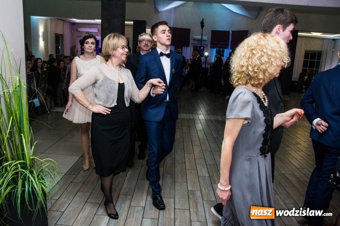 Zdjęcie w galerii na portalu naszwodzislaw.com: Tak na swojej studni&oacute;wce bawią się uczniowie LO w Rydułtowach wiadomości z regionu