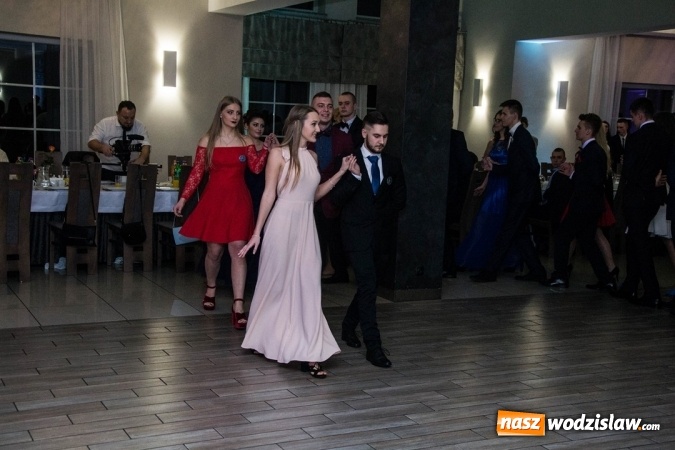 Zdjęcie w galerii na portalu naszwodzislaw.com: Tak na swojej studni&oacute;wce bawią się uczniowie LO w Rydułtowach wiadomości z regionu