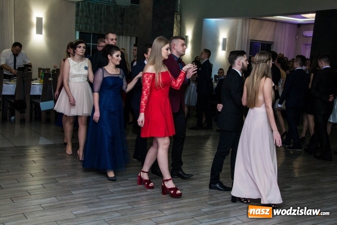 Zdjęcie w galerii na portalu naszwodzislaw.com: Tak na swojej studni&oacute;wce bawią się uczniowie LO w Rydułtowach wiadomości z regionu