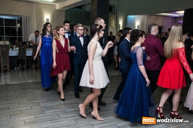 Zdjęcie w galerii na portalu naszwodzislaw.com: Tak na swojej studni&oacute;wce bawią się uczniowie LO w Rydułtowach wiadomości z regionu