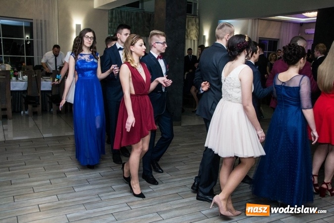 Zdjęcie w galerii na portalu naszwodzislaw.com: Tak na swojej studni&oacute;wce bawią się uczniowie LO w Rydułtowach wiadomości z regionu