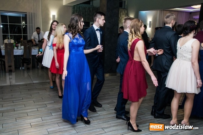 Zdjęcie w galerii na portalu naszwodzislaw.com: Tak na swojej studni&oacute;wce bawią się uczniowie LO w Rydułtowach wiadomości z regionu