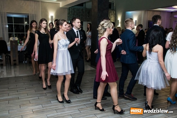 Zdjęcie w galerii na portalu naszwodzislaw.com: Tak na swojej studni&oacute;wce bawią się uczniowie LO w Rydułtowach wiadomości z regionu