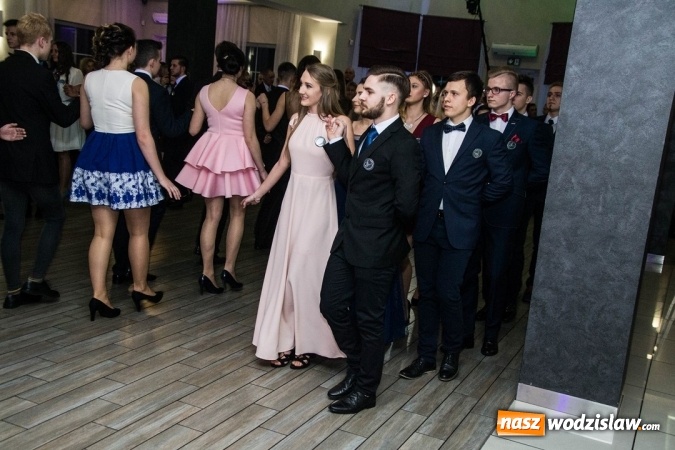 Zdjęcie w galerii na portalu naszwodzislaw.com: Tak na swojej studni&oacute;wce bawią się uczniowie LO w Rydułtowach wiadomości z regionu