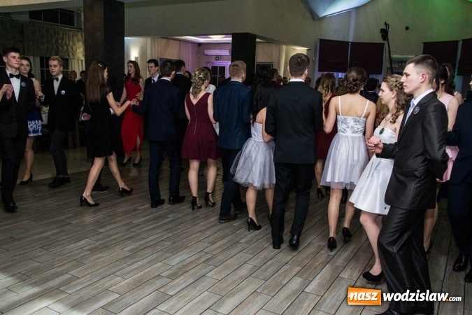 Zdjęcie w galerii na portalu naszwodzislaw.com: Tak na swojej studni&oacute;wce bawią się uczniowie LO w Rydułtowach wiadomości z regionu