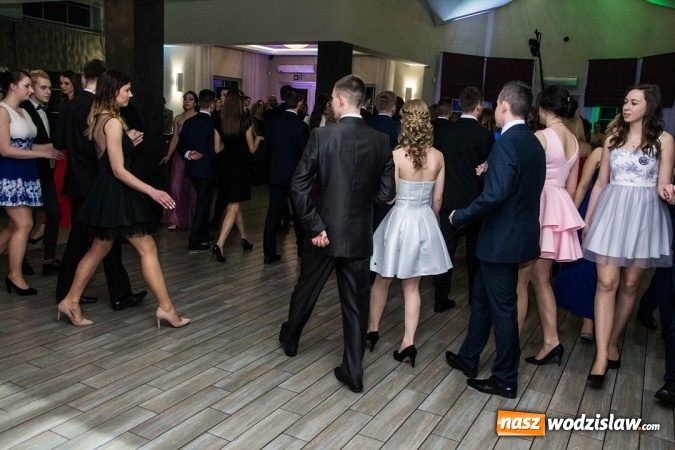 Zdjęcie w galerii na portalu naszwodzislaw.com: Tak na swojej studni&oacute;wce bawią się uczniowie LO w Rydułtowach wiadomości z regionu