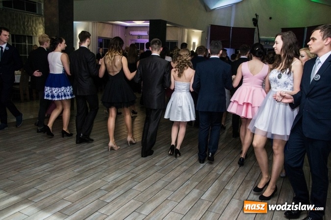 Zdjęcie w galerii na portalu naszwodzislaw.com: Tak na swojej studni&oacute;wce bawią się uczniowie LO w Rydułtowach wiadomości z regionu