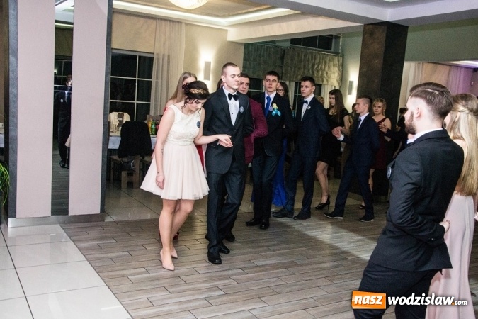 Zdjęcie w galerii na portalu naszwodzislaw.com: Tak na swojej studni&oacute;wce bawią się uczniowie LO w Rydułtowach wiadomości z regionu