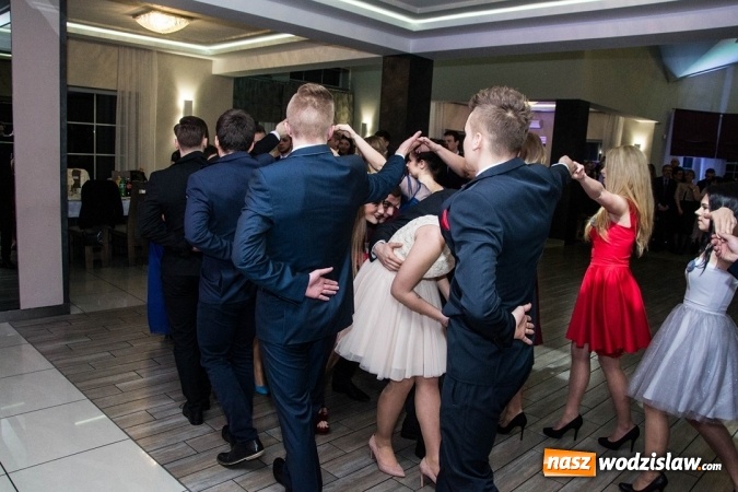 Zdjęcie w galerii na portalu naszwodzislaw.com: Tak na swojej studni&oacute;wce bawią się uczniowie LO w Rydułtowach wiadomości z regionu