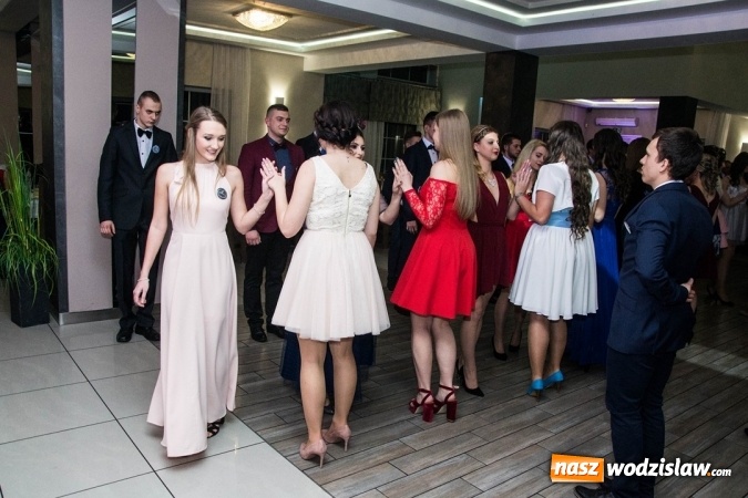 Zdjęcie w galerii na portalu naszwodzislaw.com: Tak na swojej studni&oacute;wce bawią się uczniowie LO w Rydułtowach wiadomości z regionu