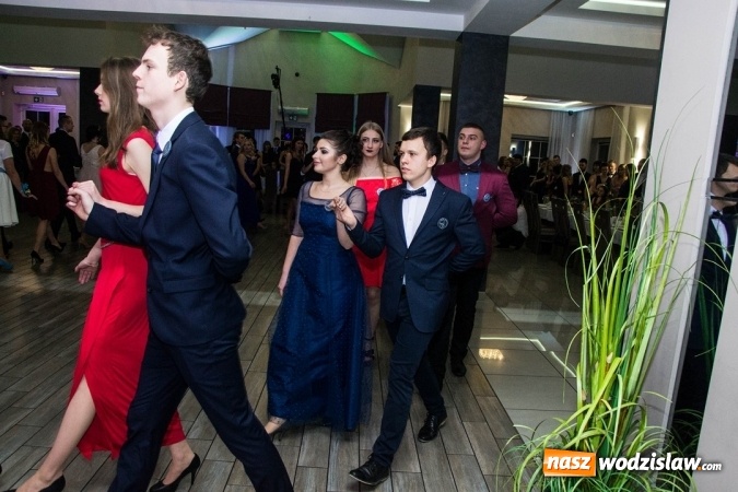 Zdjęcie w galerii na portalu naszwodzislaw.com: Tak na swojej studni&oacute;wce bawią się uczniowie LO w Rydułtowach wiadomości z regionu