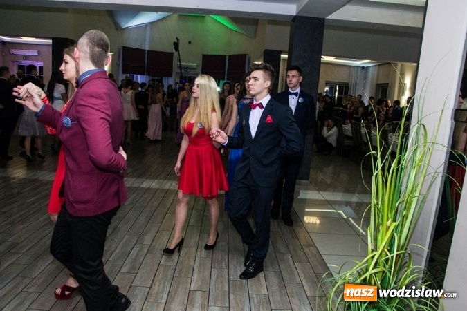 Zdjęcie w galerii na portalu naszwodzislaw.com: Tak na swojej studni&oacute;wce bawią się uczniowie LO w Rydułtowach wiadomości z regionu