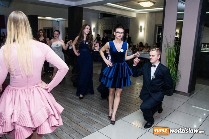 Zdjęcie w galerii na portalu naszwodzislaw.com: Tak na swojej studni&oacute;wce bawią się uczniowie LO w Rydułtowach wiadomości z regionu