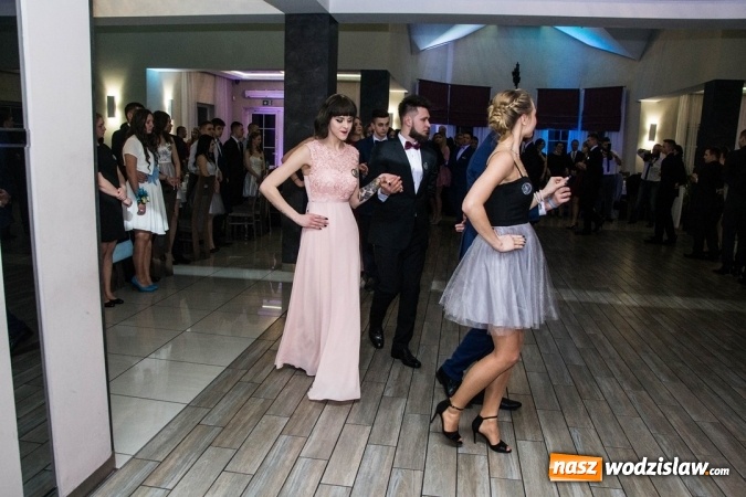 Zdjęcie w galerii na portalu naszwodzislaw.com: Tak na swojej studni&oacute;wce bawią się uczniowie LO w Rydułtowach wiadomości z regionu